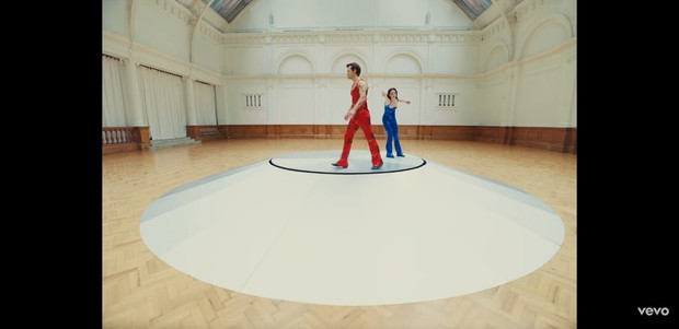 Jumpsuit ini dibuat oleh Arturo Obegero desainer asal Spanyol dengan detail yang telah dijelaskan.