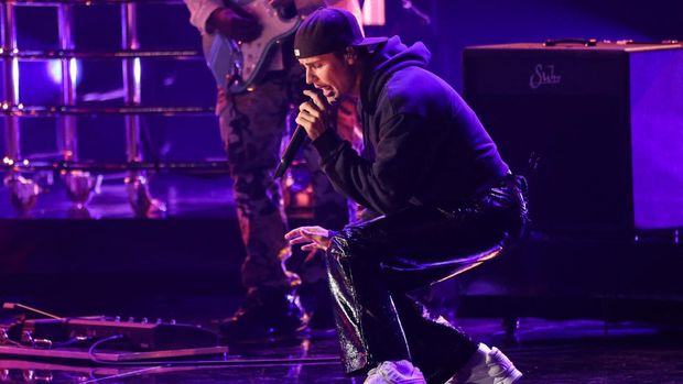 Justin Bieber performs his song 