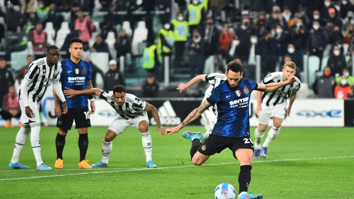 Soccer Football - Serie A - Juventus v Inter Milan - Allianz Stadium, Turin, Italy - April 3, 2022 Inter Milans Hakan Calhanoglu scores their first goal from the penalty spot REUTERS/Massimo Pinca