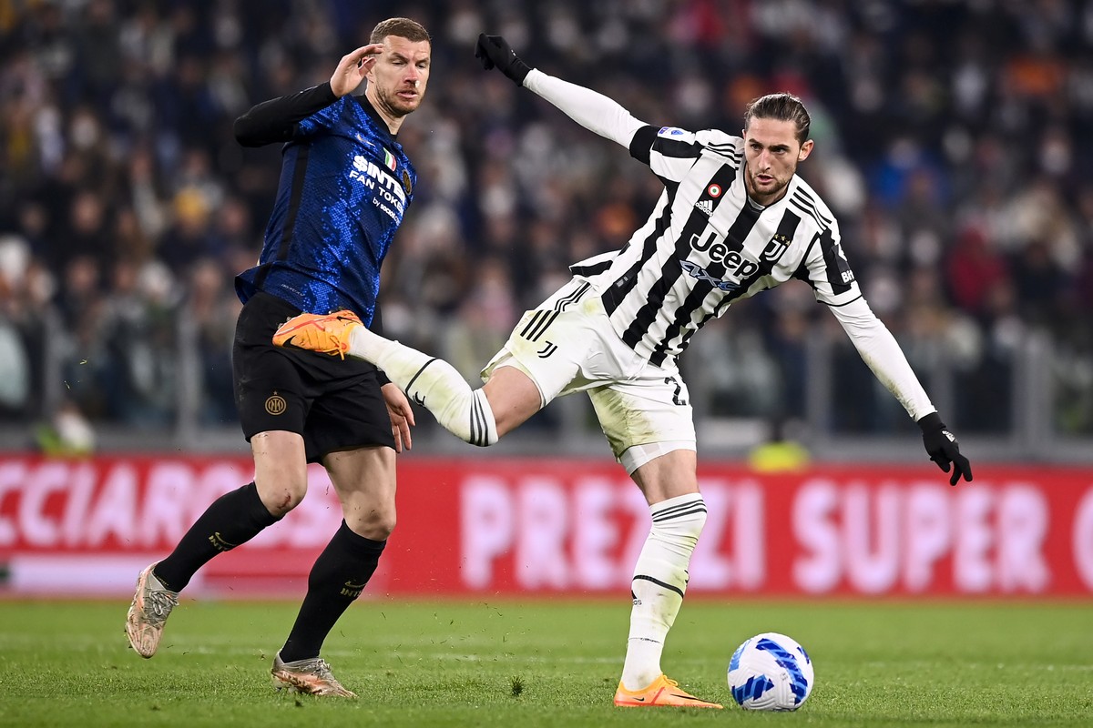 Gelandang Juventus Adrien Rabiot (kanan) tidak puas dengan kepemimpinan wasit dalam kekalahan dari Inter Milan. (Foto: AP/Fabio Ferrari)
