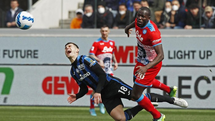 Soccer Football - Serie A - Atalanta v Napoli - Stadio Atleti Azzurri, Bergamo, Italy - April 3, 2022 Atalantas Ruslan Malinovskyi in action with Napolis Kalidou Koulibaly REUTERS/Alessandro Garofalo