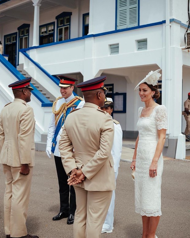 Kate Middleton Memakai Gaun Renda Berwarna Putih Kate Middleton