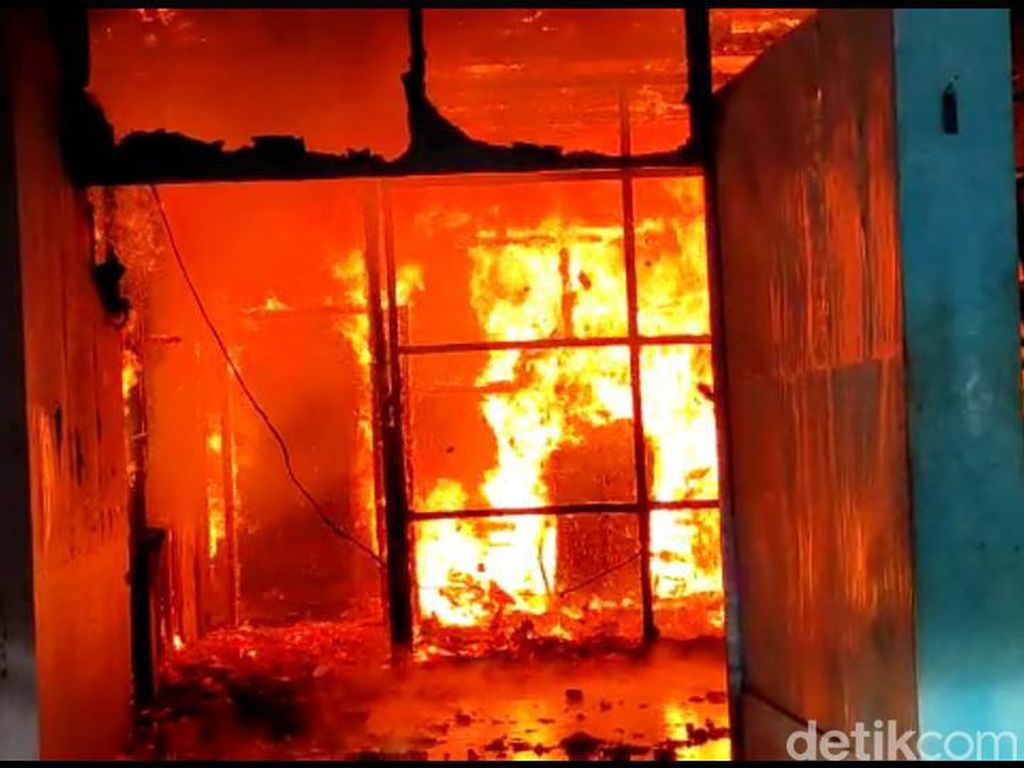Kebakaran Hanguskan 2 Ruko di Majene, Seorang Warga Terluka saat Padamkan Api