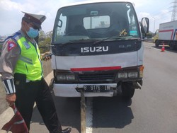 Truk Terbalik di Km 18 Tol Ancol Akibat Pecah Ban