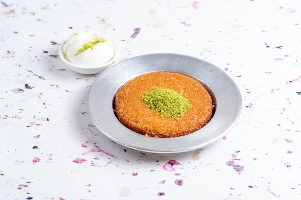 Knafeh Knafeh merupakan makanan penutup khas Lebanon yang memiliki rasa manis