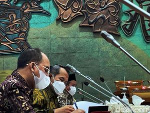 Komisi X DPR Tolak Dana BOS buat Makan Siang Gratis: Takut Implementasi Serampangan