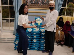 Komunitas Mobil Mewah di Surabaya Ini Berbagi Baksos Ramadan 5 Ton Beras