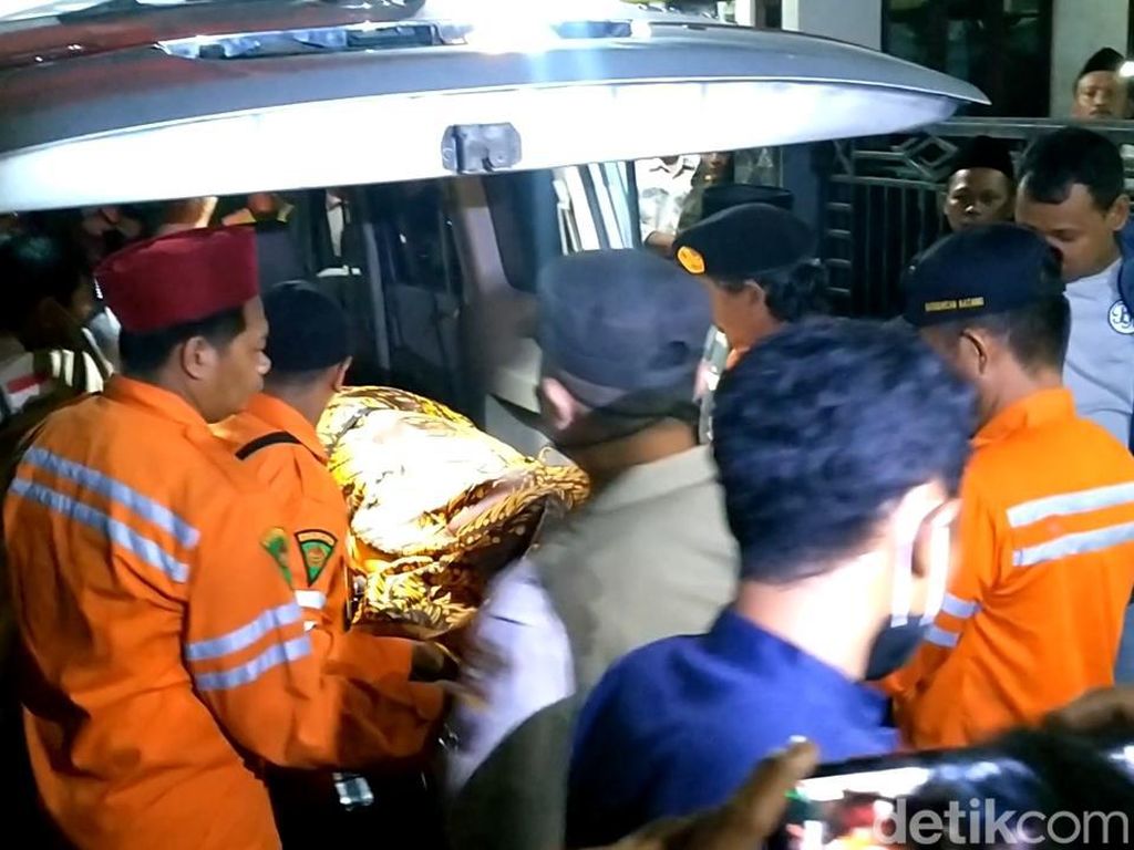 Jenazah 6 Korban Kecelakaan Maut Cirebon Tiba di Rumah Duka Batang