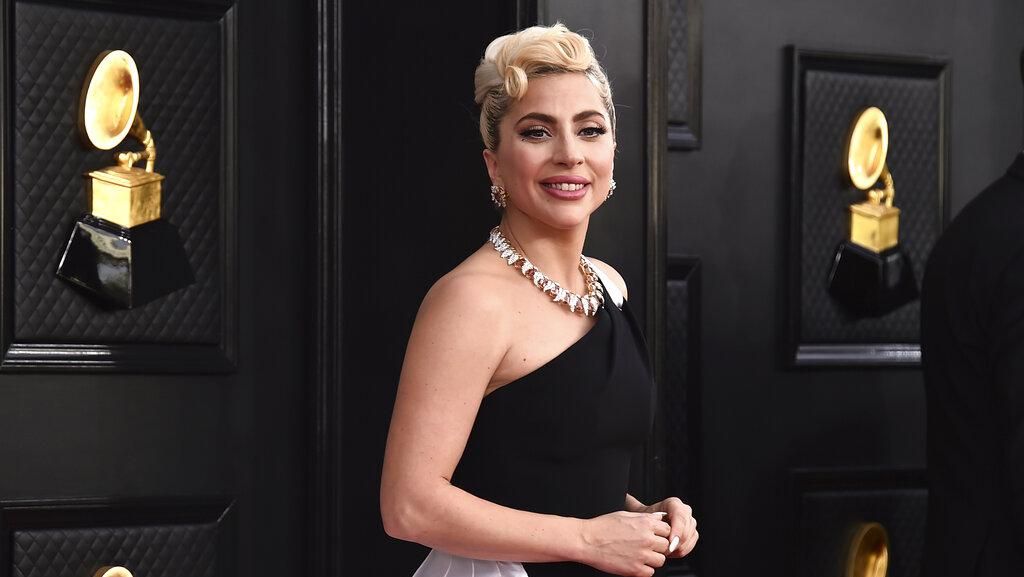 8 Gaya Lady Gaga di Grammy Awards 2022, Gaun Monokrom sampai Sage Green
