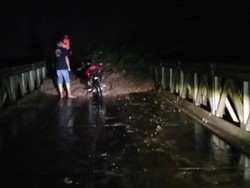 Longsoran Tebing Tutup Akses Garut-Bandung via Pangalengan