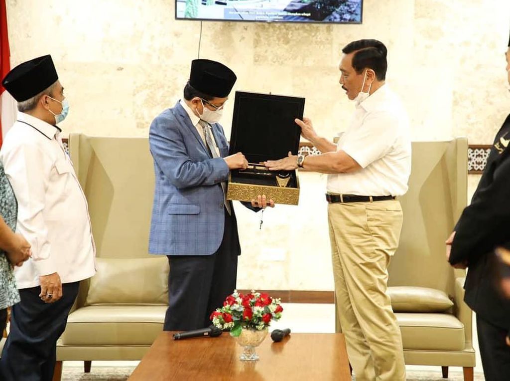 Luhut Serahkan Kiswah dari Pangeran Saudi MBS ke Masjid Istiqlal Luhut Serahkan Kiswah dari Pangeran Saudi MBS ke Masjid Istiqlal