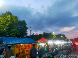 Ngabuburit Sambil Berburu Takjil di Masjid Al-Akbar Surabaya, Perlu Dicoba