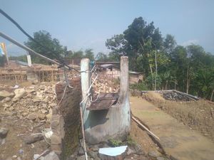Misteri Sosok Dermawan PHP yang Bikin Warga Robohkan Masjid Misteri Sosok Dermawan PHP yang Bikin Warga Robohkan Masjid