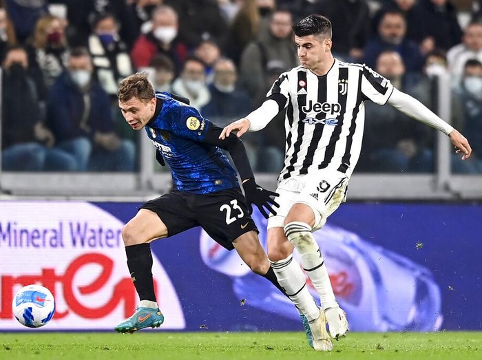Momen Juventus Dipecundangi Inter Milan di Markas Inter's Alessandro Bastoni, left, and Juventus' Paulo Dybala vie for the ball during the Serie A soccer match between Juventus and Inter Milan, at the Allianz stadium in Turin, Italy, Sunday, April 3, 2022. (Fabio Ferrari/LaPresse via AP)