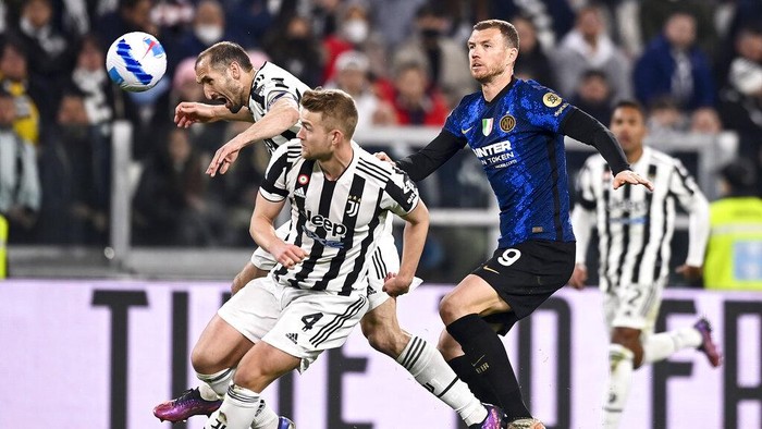 Momen Juventus Dipecundangi Inter Milan di Markas Inter's Alessandro Bastoni, left, and Juventus' Paulo Dybala vie for the ball during the Serie A soccer match between Juventus and Inter Milan, at the Allianz stadium in Turin, Italy, Sunday, April 3, 2022. (Fabio Ferrari/LaPresse via AP)