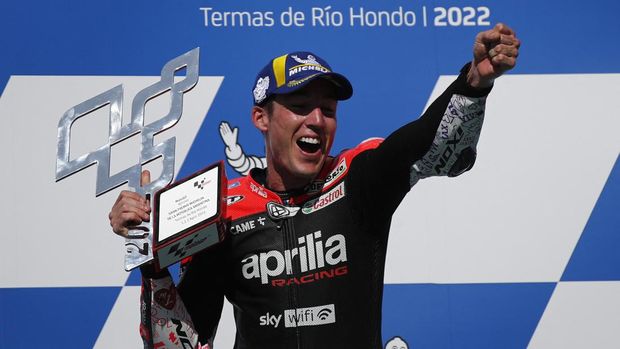 MotoGP - Grand Prix of Argentina - Autodromo Internacional, Termas de Rio Hondo, Argentina - April 3, 2022 Aprilia Racing's Aleix Espargaro celebrates with a trophy on the podium after winning the race REUTERS/Agustin Marcarian