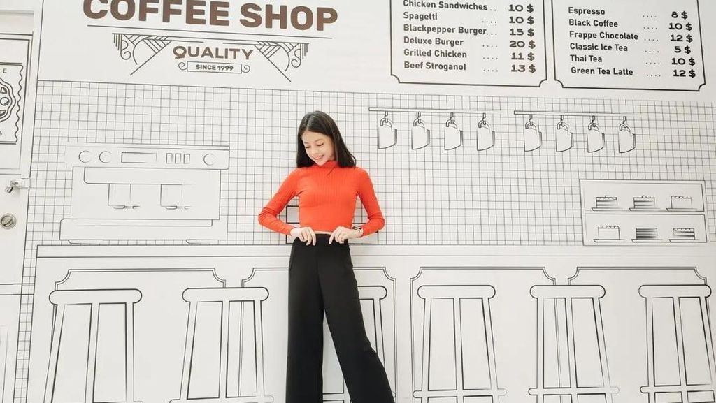 Pose Imut Nada Tarina Putri, Anak Angkat Deddy Corbuzier saat di Kafe Instagenik Pose Imut Nada Tarina Putri, Anak Angkat Deddy Corbuzier saat di Kafe Instagenik