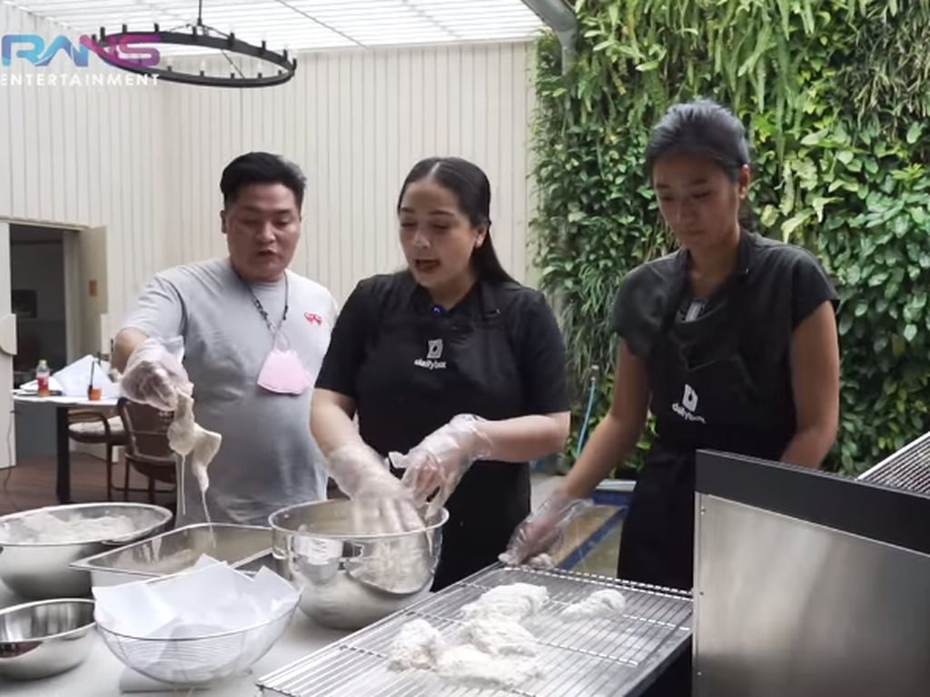 Nagita Slavina Masak Ayam Goreng Bareng Chef Renatta Moeloek