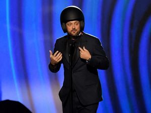 Sindir Will Smith, Komika Ini Pakai Helm di Grammy Awards 2022 Sindir Will Smith, Komika Ini Pakai Helm di Grammy Awards 2022