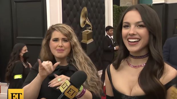 Olivia Rodrigo bawa penerjemah bahasa isyarat ke red carpet Grammy Awards 2022.