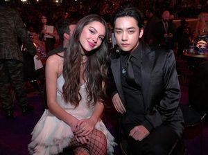 Momen di Grammy Viral, V BTS Ungkap Bisikannya ke Olivia Rodrigo Momen di Grammy Viral, V BTS Ungkap Bisikannya ke Olivia Rodrigo