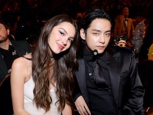 V BTS Rayu Olivia Rodrigo di Grammy 2022, Bikin Penggemar Histeris