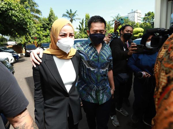 Mesra! Olla Ramlan Dirangkul dan Gandeng Aufar di Sidang Cerai