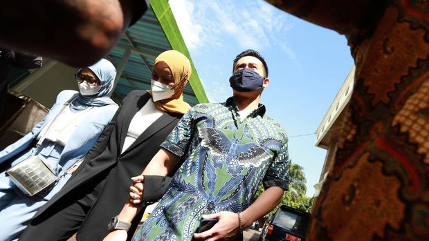 Olla Ramlan dan Aufar Hutapea hadir di sidang perdana cerai.