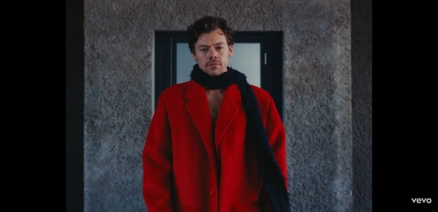 Saat dimulainya Mv, Styles nampak mengenakan outfit merah menyala dilengkapi syal dan sarung tangan dari desainer asal London.