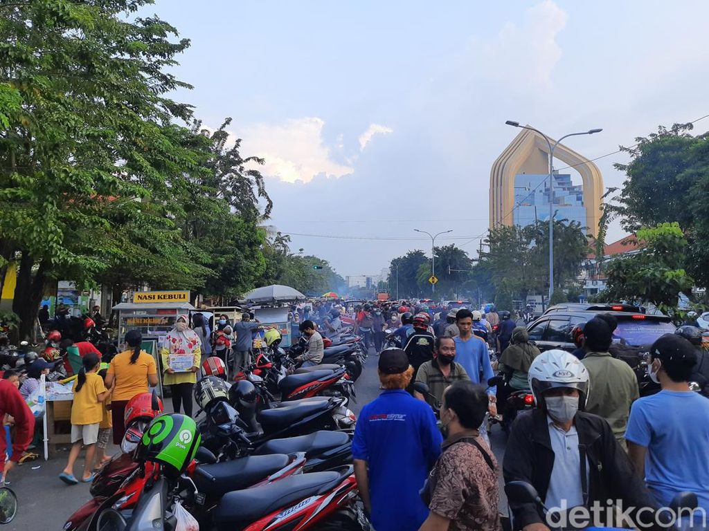 Ramai Pemburu Takjil, Jalan Karang Menjangan Surabaya Macet