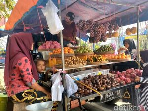 Berkah Ramadan, Pedagang Buah di Sampang Kebanjiran Pembeli Berkah Ramadan, Pedagang Buah di Sampang Kebanjiran Pembeli