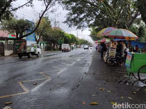 Pedagang Takjil Kota Malang Tetap Berjualan di Tengah Guyuran Hujan Deras Pedagang Takjil Kota Malang Tetap Berjualan di Tengah Guyuran Hujan Deras