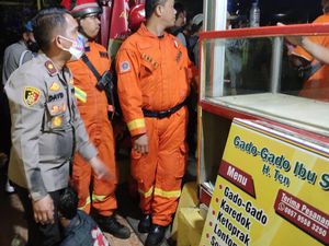 Teriakan Maling Usai Tabrak Mobil Bikin Pemotor Ngumpet di Selokan Teriakan Maling Usai Tabrak Mobil Bikin Pemotor Ngumpet di Selokan
