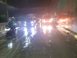 Terpeleset Tumpahan Semen, Seorang Pemotor Jatuh di Underpass Senen