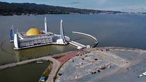 Pesona Masjid di Tengah Teluk Kendari