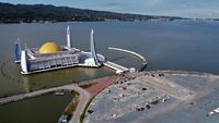Pesona Masjid di Tengah Teluk Kendari