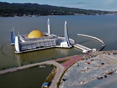 Pesona Masjid di Tengah Teluk Kendari