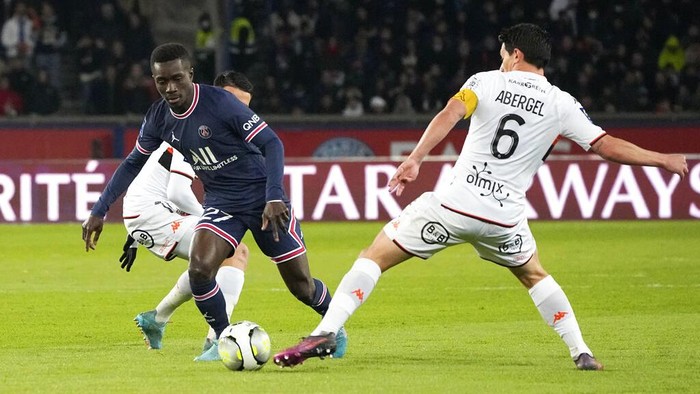 Pesta Gol PSG ke Gawang Lorient PSG's Neymar scores his side's opening goal during the French League One soccer match between Paris Saint Germain and FC Lorient at Parc des Princes stadium in Paris, Sunday, April 3, 2022. (AP Photo/Michel Euler)