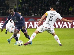 Pekan ke-30 Liga Prancis 2021/2022 menggelar duel PSG vs Lorient. Pertandingan berlangsung di Parc des Princes, Senin (4/4/2022) dini hari WIB. Tim tuan rumah tampil menyerang sejak awal pertandingan. Hasilnya, gol tercipta ketika laga baru berjalan 12 menit.