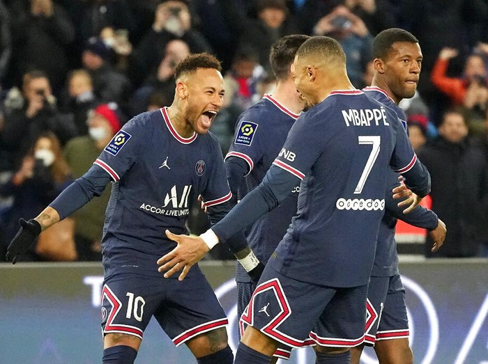 PSG's Neymar scores his side's opening goal during the French League One soccer match between Paris Saint Germain and FC Lorient at Parc des Princes stadium in Paris, Sunday, April 3, 2022. (AP Photo/Michel Euler)