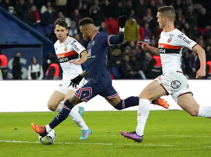 PSG's Neymar scores his side's opening goal during the French League One soccer match between Paris Saint Germain and FC Lorient at Parc des Princes stadium in Paris, Sunday, April 3, 2022. (AP Photo/Michel Euler)