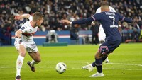 PSG menggandakan keunggulan pada menit ke-28. Kali ini giliran Mbappe yang mencatatkan nama di papan skor. PSG unggul 2-0 hingga turun minum.