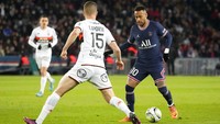 Pemain PSG Neymar, kanan, berebut bola dengan pemain Lorient Julien Laporte.