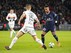 Pemain PSG Neymar, kanan, berebut bola dengan pemain Lorient Julien Laporte.
