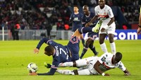 Kylian Mbappe dari PSG, kiri, berebut bola dengan Houboulang Mendes dari Lorient.