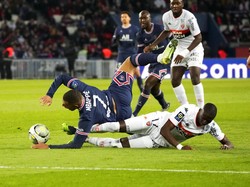 Kylian Mbappe dari PSG, kiri, berebut bola dengan Houboulang Mendes dari Lorient.