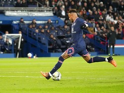 Neymar menjadi pencetak gol pertama PSG ke gawang tim tamu. Striker Brasil itu menaklukkan kiper Lorient, Matthieu Dreyer, lewat bola sepakannya memaksimalkan assist Kylian Mbappe.