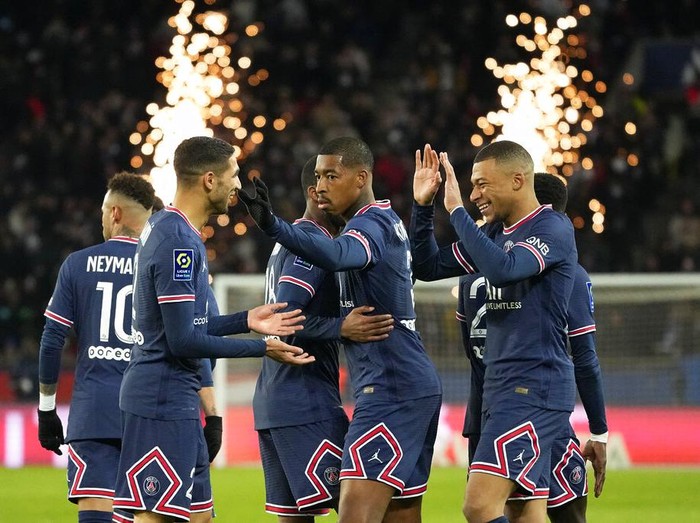 PSG's Neymar scores his side's opening goal during the French League One soccer match between Paris Saint Germain and FC Lorient at Parc des Princes stadium in Paris, Sunday, April 3, 2022. (AP Photo/Michel Euler)