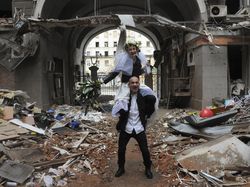 Menikah Saat Perang Ukraina, Prewed di Gedung Hancur Kena Bom Rusia