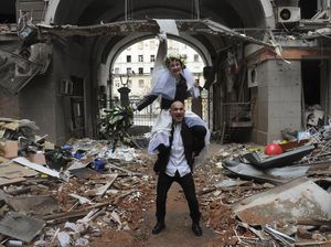 Menikah Saat Perang Ukraina, Prewed di Gedung Hancur Kena Bom Rusia